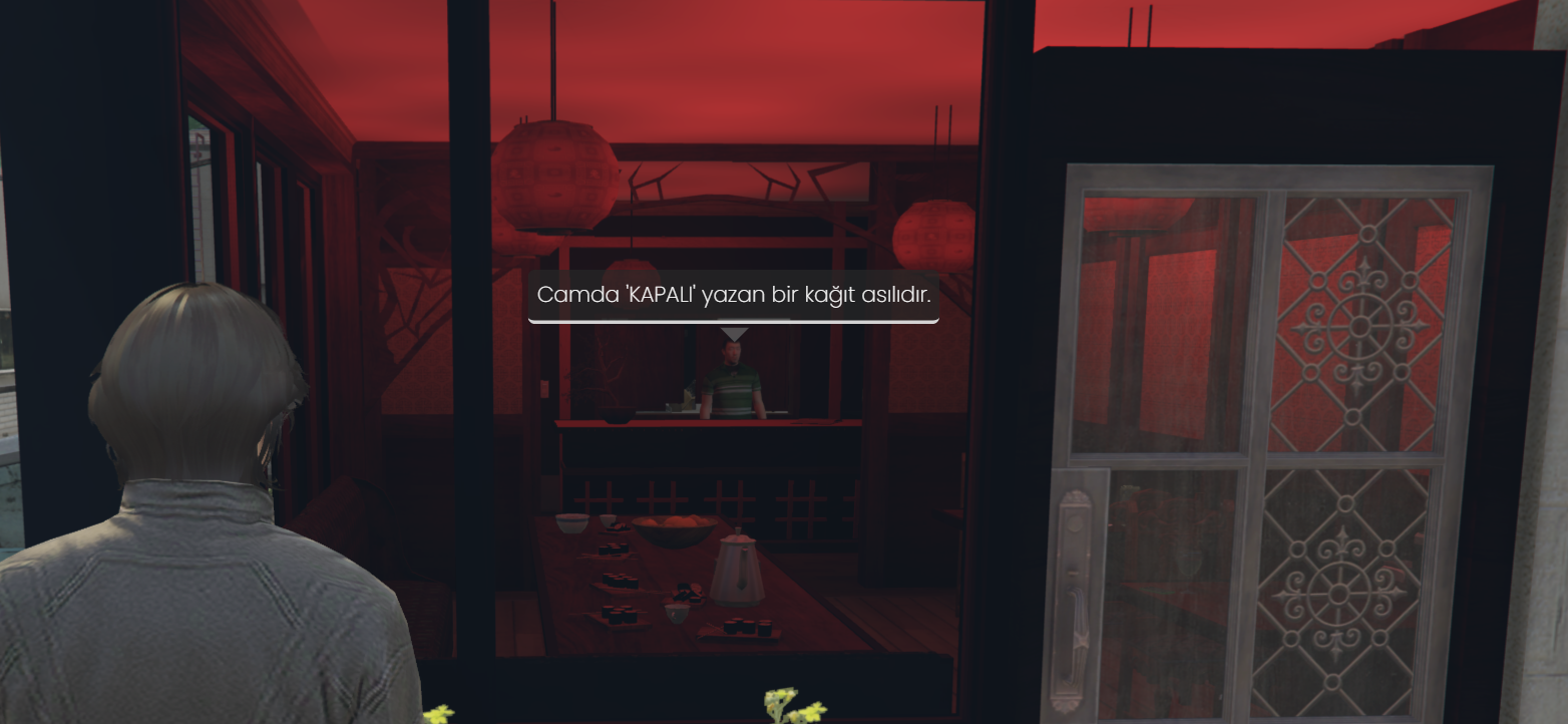 Camda 'KAPALI' yazan bir kağıt asılıdır.