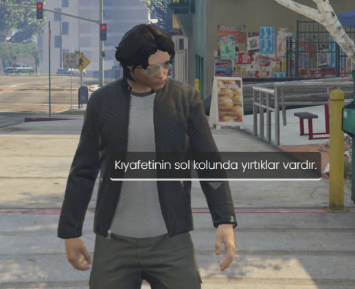 Kıyafetinin sol kolunda yırtıklar vardır.